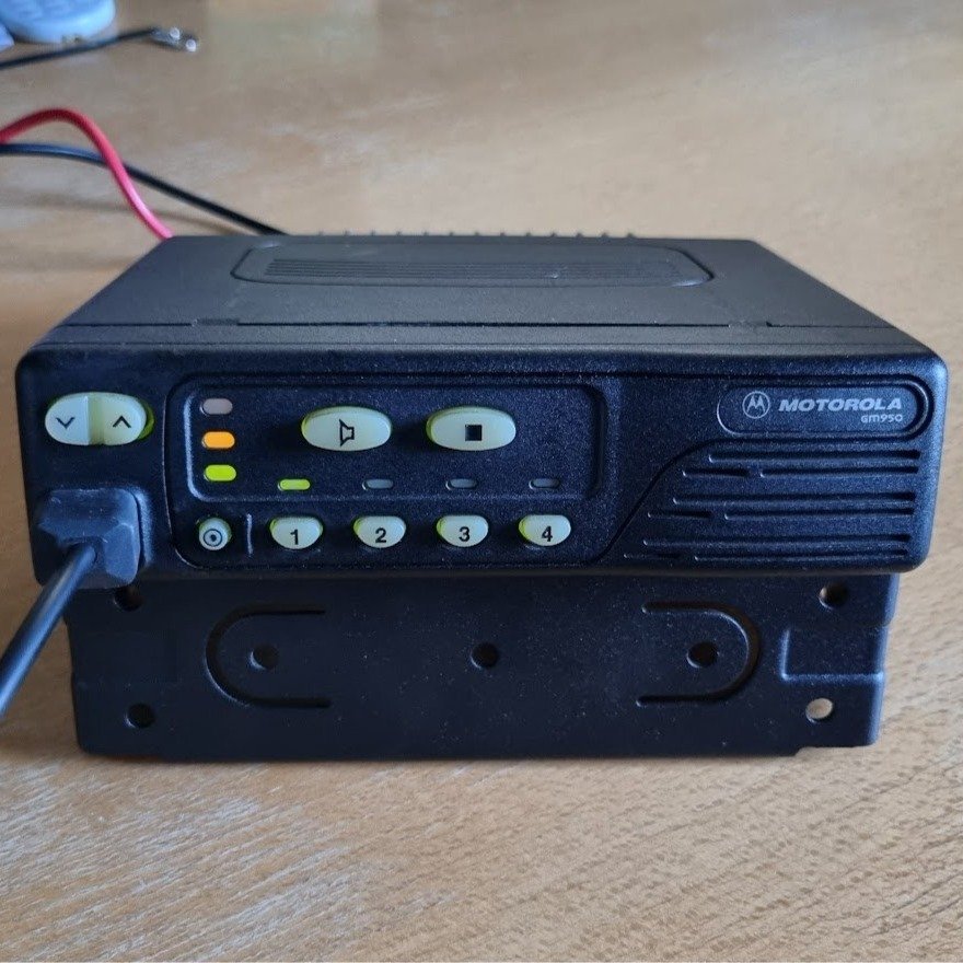 Illustratsioon HF saatja-vastuvõtjast oranži ja sinise taustaga