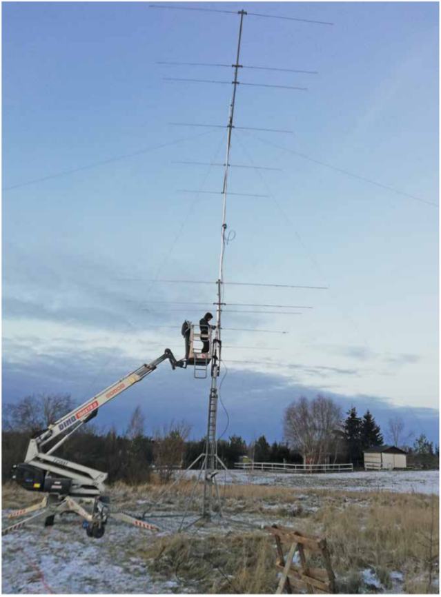 Illustratsioon antennist ja kaablist oranži ja sinise taustaga