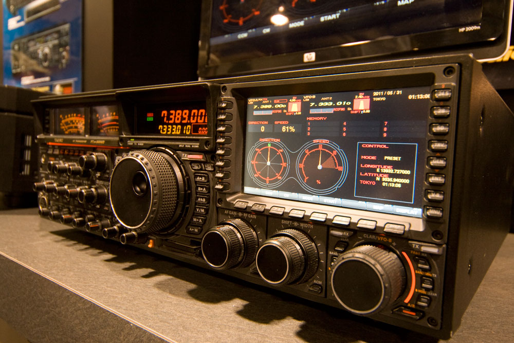 Illustratsioon HF raadiojaamast sinise taustaga